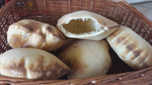 Арабский хлеб, который традиционно используют для наполнения мясом или овощами – пита.